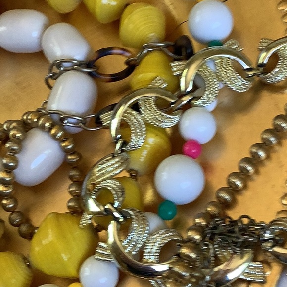 “MELLOW YELLOW” VINTAGE & MODERN JEWELRY LOT.Necklaces & Bracelets.All wearable. - Picture 7 of 8